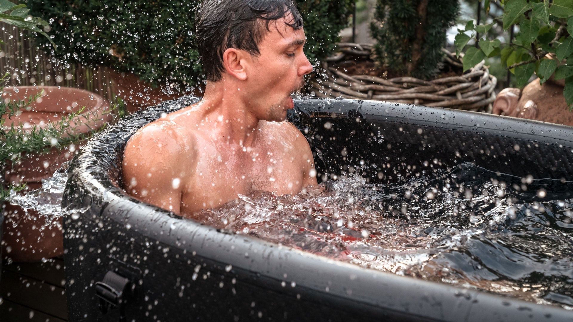 Eisbaden gegen Muskelkater: In der Eistonne zur schnelleren Regeneration - BE BRAVE