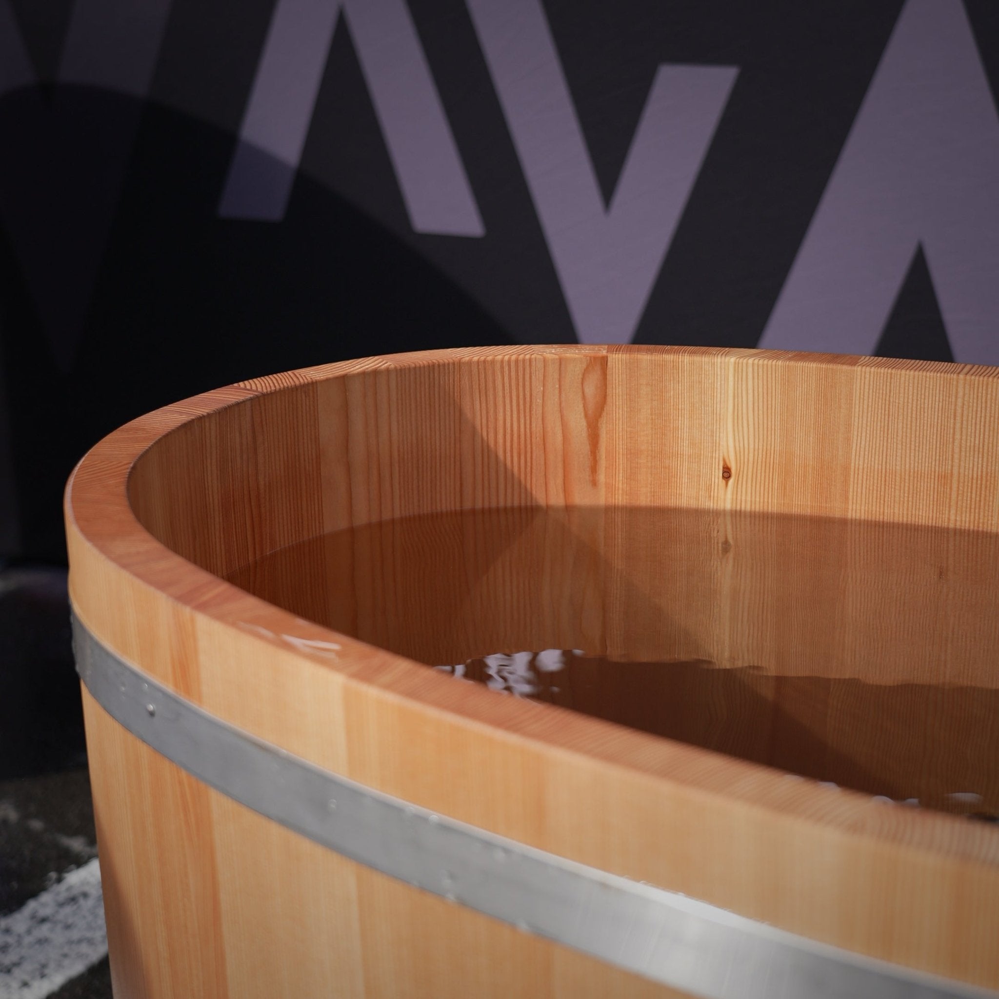 Eiswanne aus Schweizer Holz «The Tub» - BE BRAVE